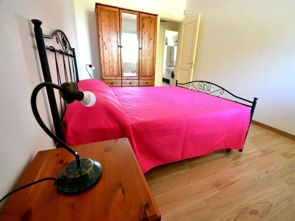 Air-conditioned Apartment Near The Beach With Spacious Balcony & Garden, Pets