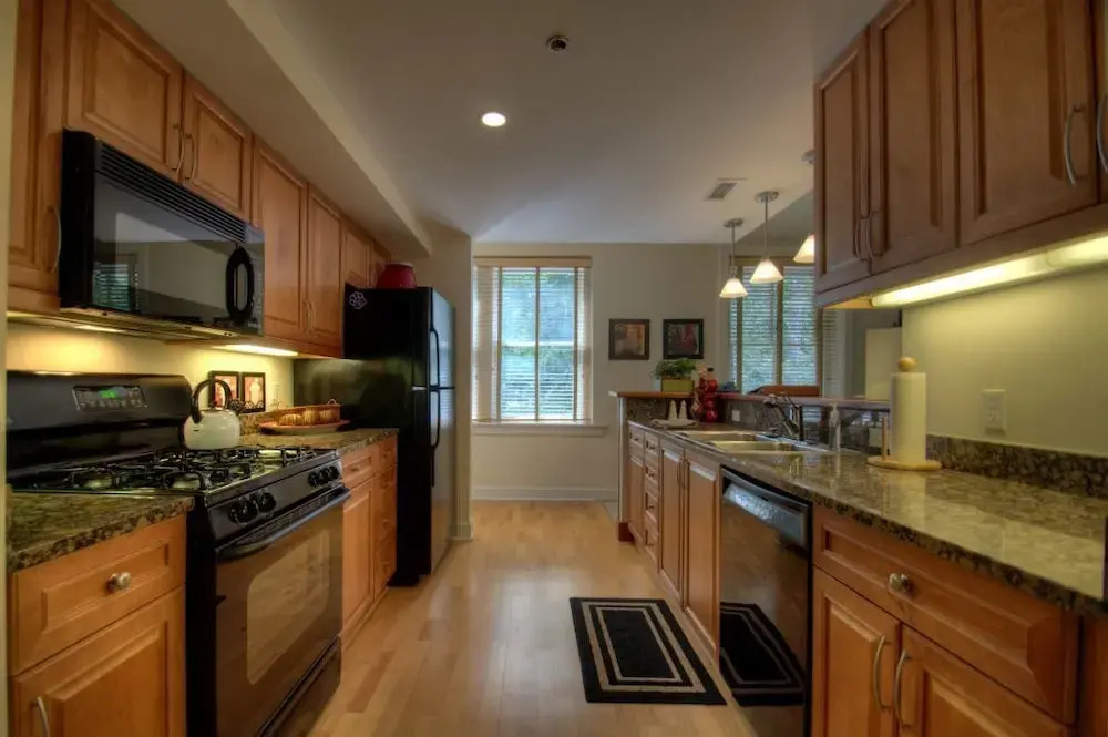 Biltmore Village Hideaway - 2 Br Condo