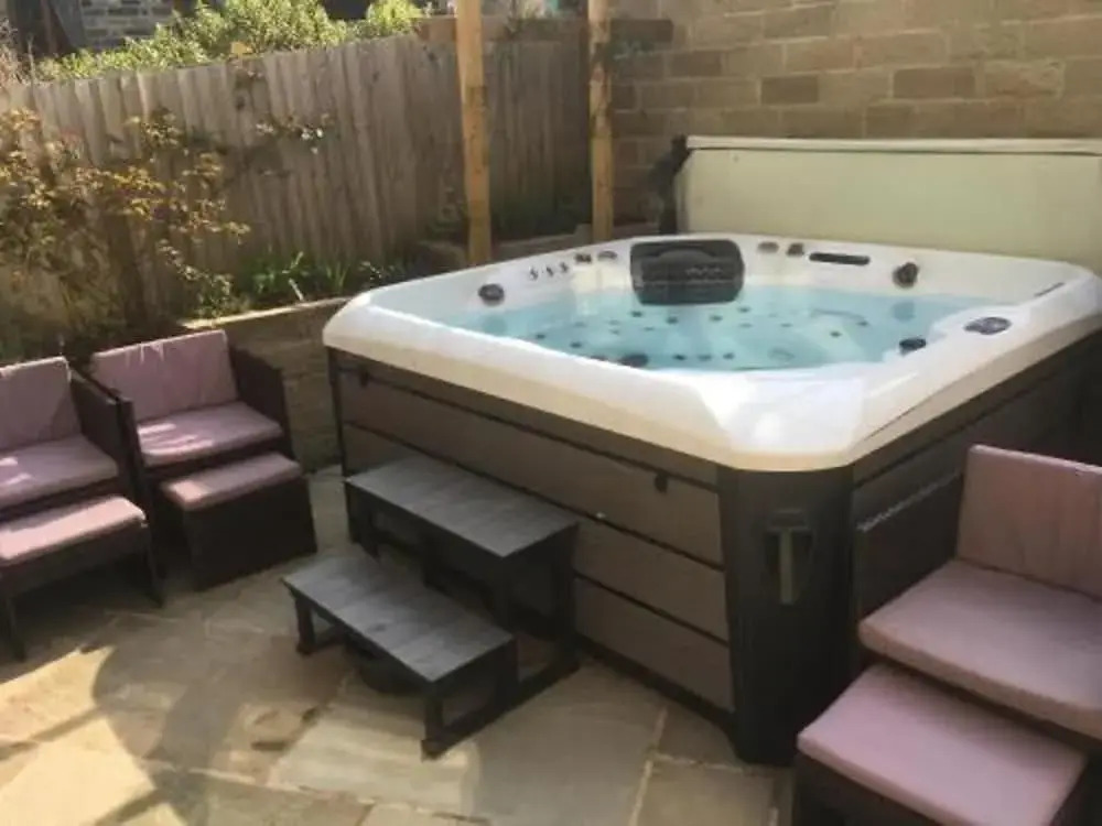 12 Guests - Hot Tub - Free Parking in Huddersfield