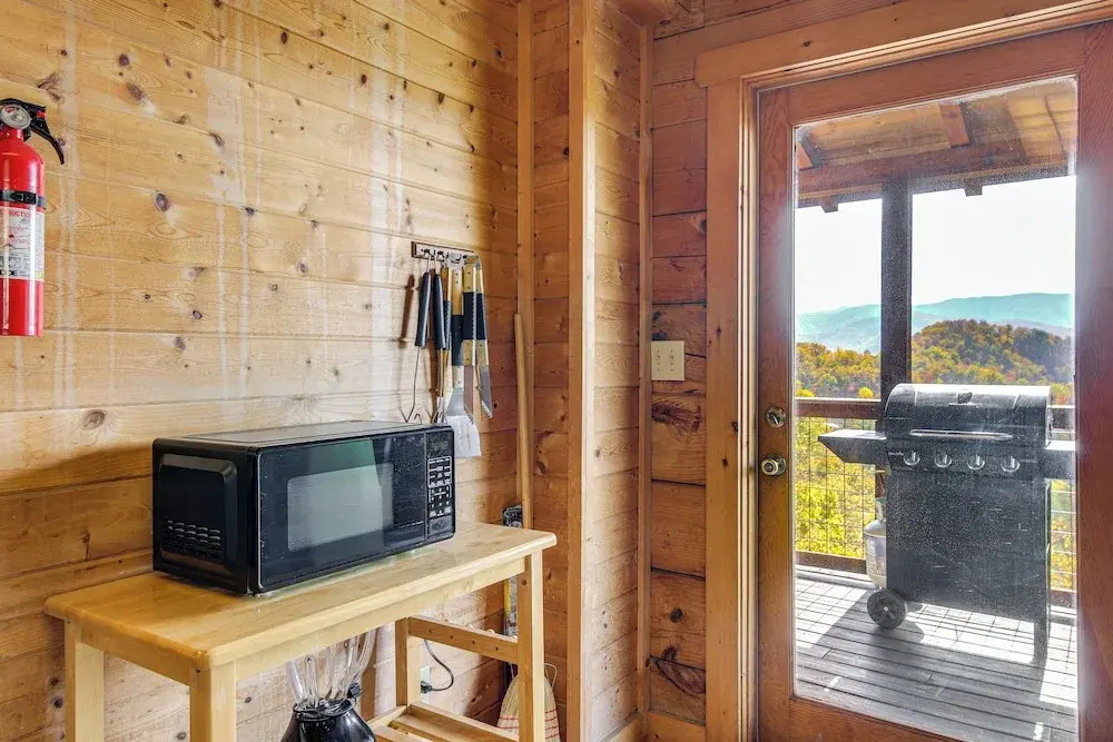 Mountain-view Deck Oasis: Cabin Near Attractions