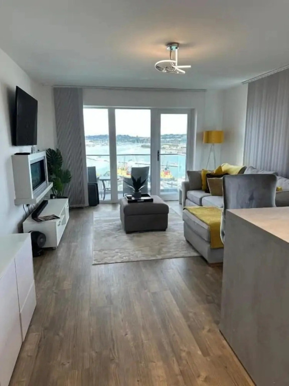 2 bed 2 Bath Waterfront Luxury Apartment