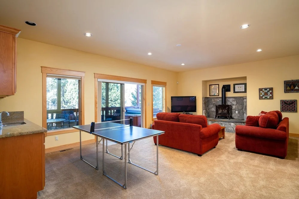 Hillside Mountain Creek Haven 4 Bedroom Home