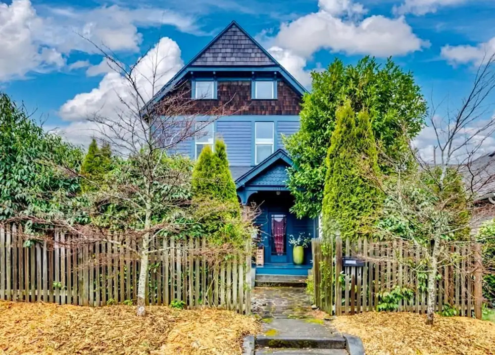 Victorian on Garden Best Location in Town
