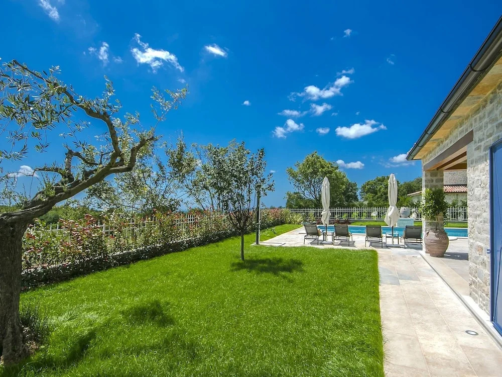 Spacious Villa in Ladici With Artistc Interiors and Pool