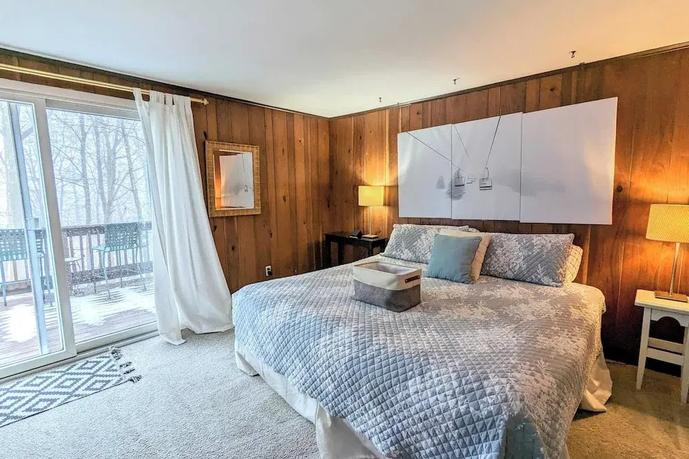 Harmony Cottage by Avantstay Lake Access, Hot Tub, Fire Pit, & Game Room