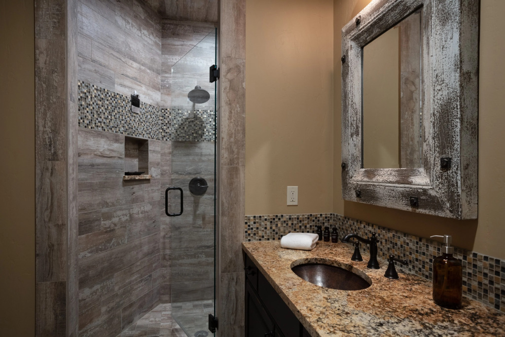 Sleeps 22! Craftsman Haven in Gated Community w/ Movie Room & Skiing