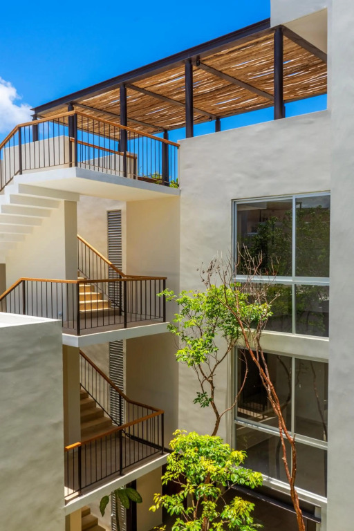 Studio wterrace, hammock, and pool access