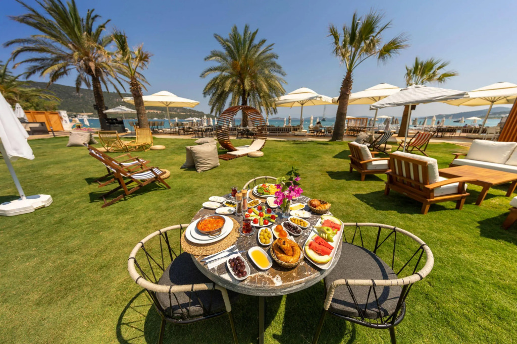 Moyo Beach Hotel