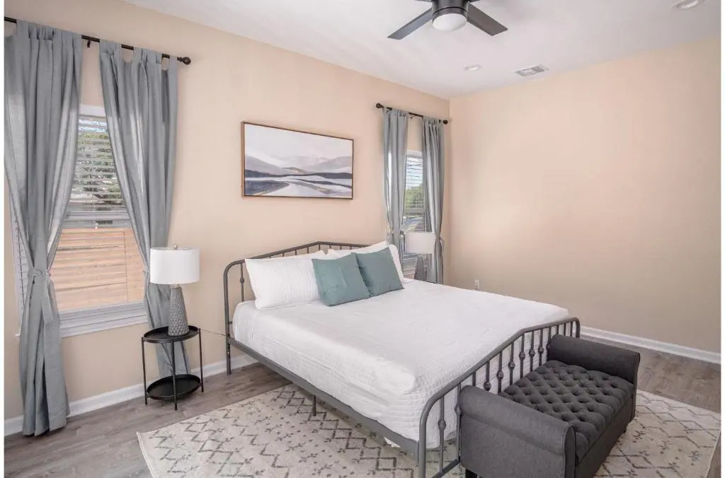 Beautiful Fenced 3BR 2BA Near Exciting Downtown