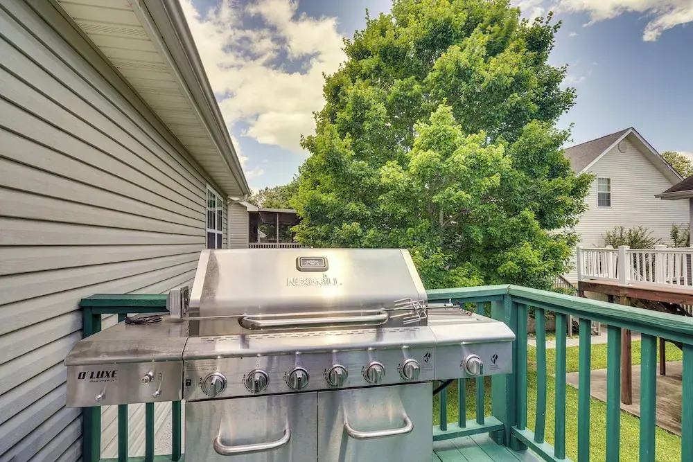 Pigeon Forge Home w/ Deck & Hot Tub Near Town!