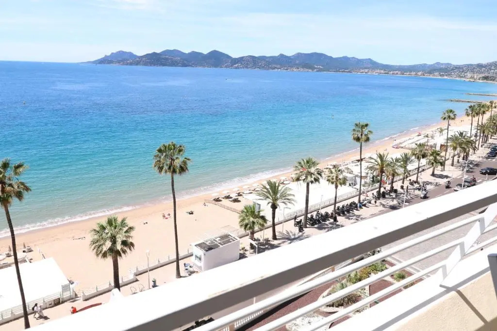 Amazing Sea View 2 Bedroom Front of the Beach 303