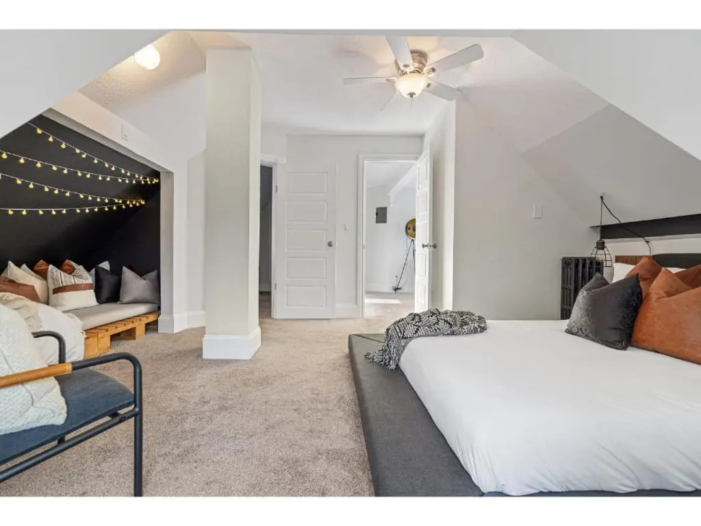 The Prohibition I Heritage Home I Sleeps 10 I TV
