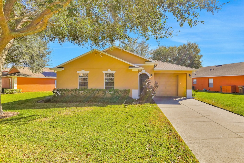 Peaceful Home With an Enclosed Patio, Pool, Grill, Washer/dryer, & AC