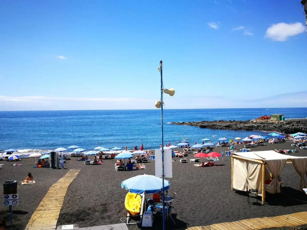 Heat of the Volcano Black Sand Beach very close with Terrace & WIFI