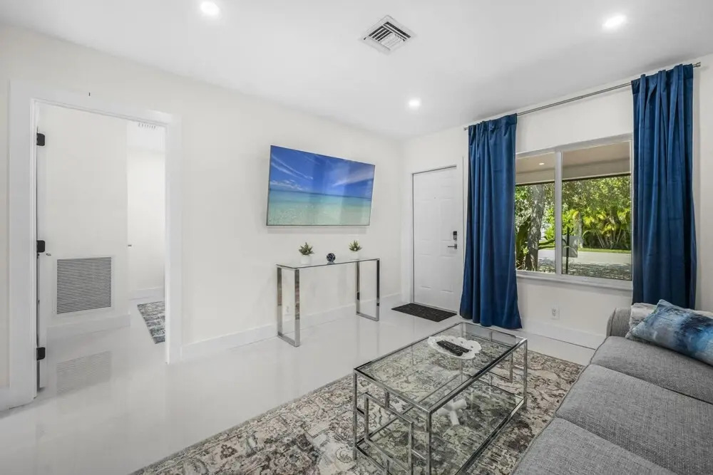 Uhost AI 1BR With Marble Accents Patio