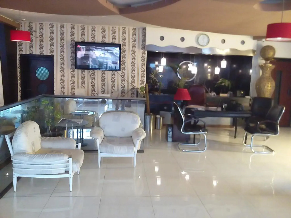 Hotel Leader's Inn