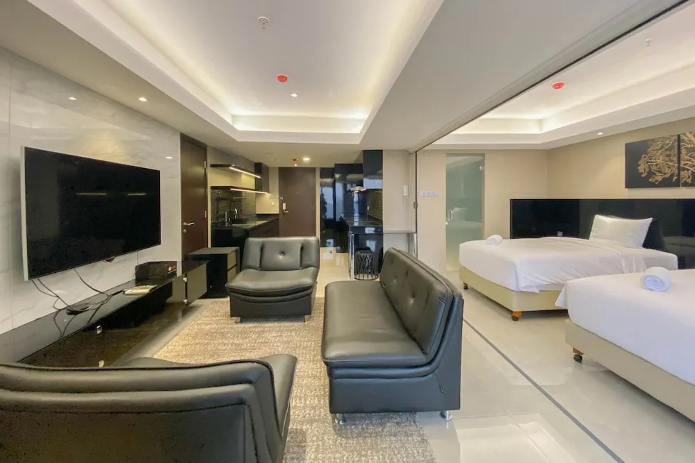 Spacious Combined Studio Apartment At Warhol (W/R) Residence