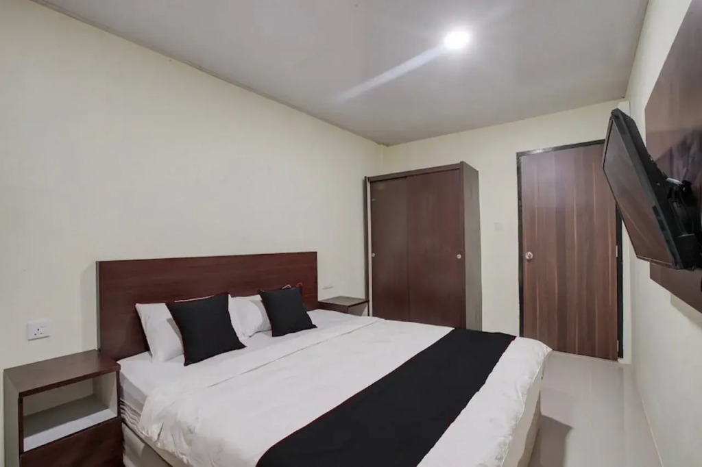 Collection O near Harbour Bay Mall formerly Kansa Hotel