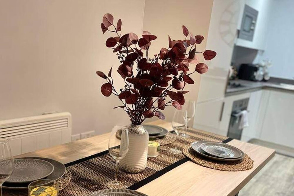 Stylish Retreat - Sleeps 6 Terrace-2bedroom-petsok