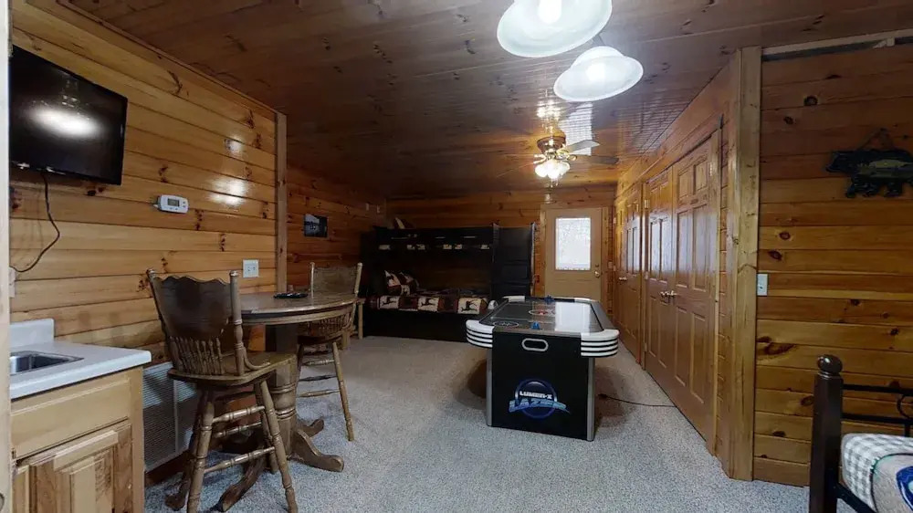 Valley Hi Mountain Cabin With Hot Tub and Gas Fireplace by Redawning