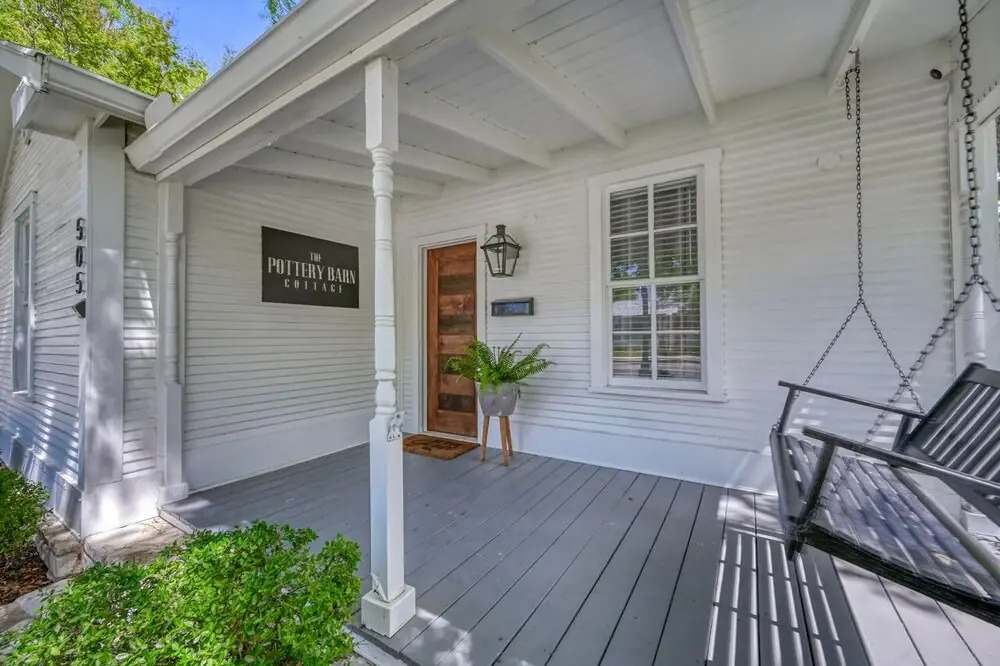 New! Charming Cottage Near Main w/ Patio&firepit!!