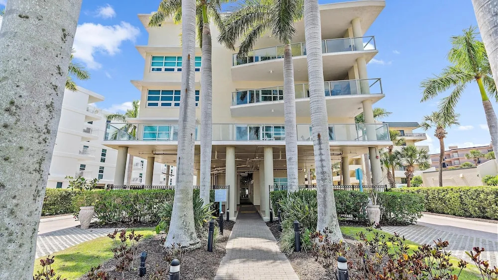 Crescent Siesta Key Charmer 3 Bedroom Condo by RedAwning