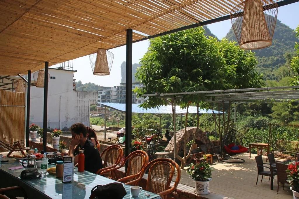 The stone bridge climbing hotel