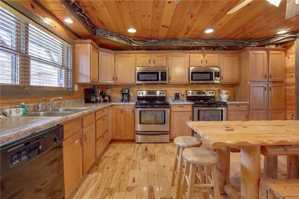 Pine Tree Lodge - Eight Bedroom Cabin