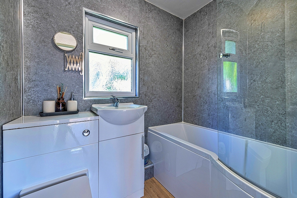 Chalet in Snowdonia With Pool & Fishing Lake