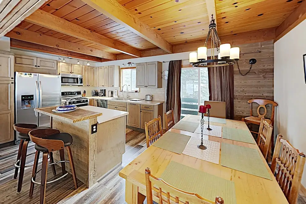 Charming Tahoe Donner Cottage by RedAwning