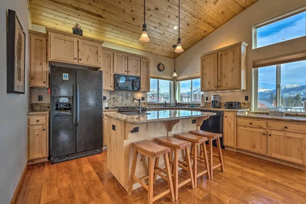 Mountain-view Deck: South Lake Tahoe Retreat!