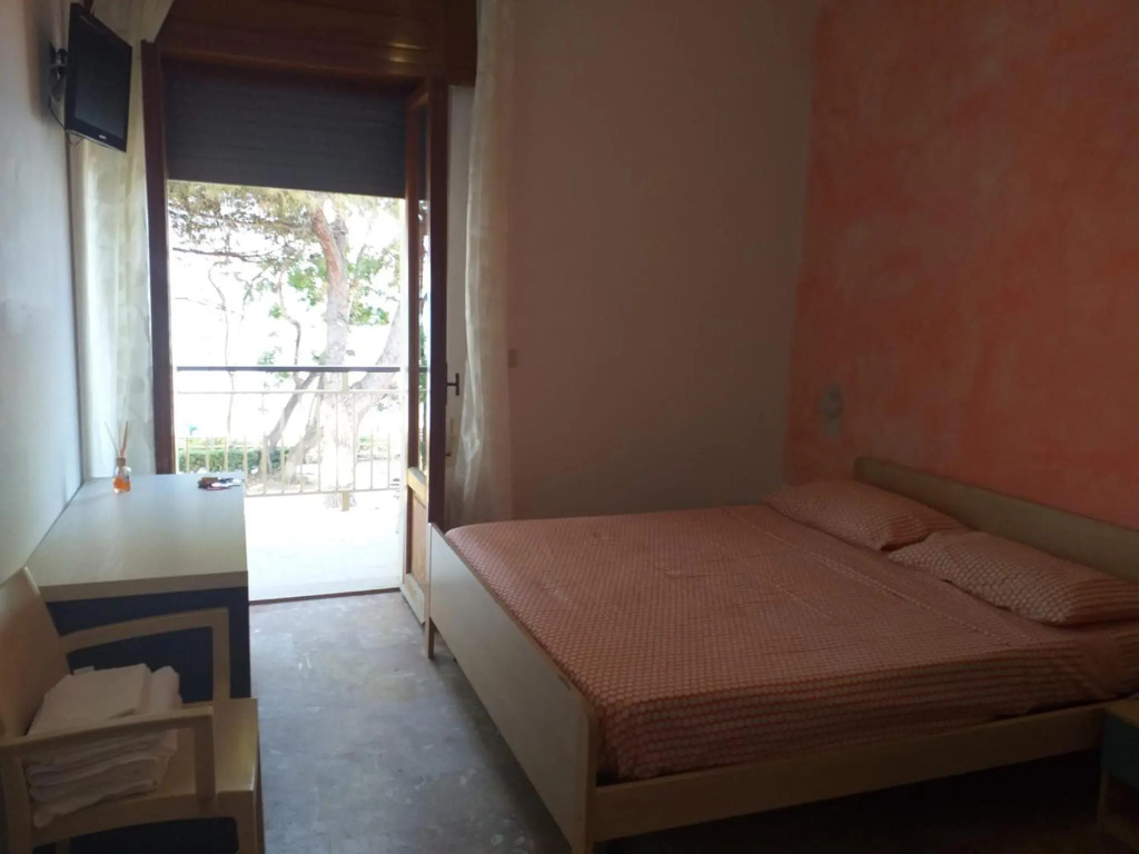 Room in B&B - Spacious Double Room Right by the sea