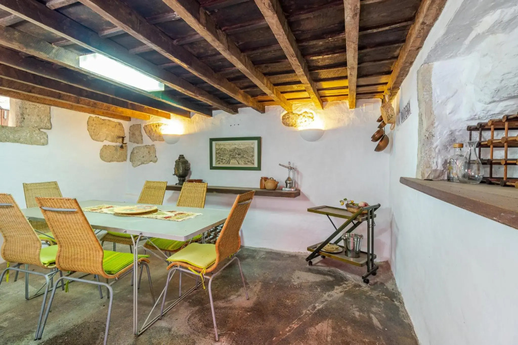 Amiga Mia Traditional House