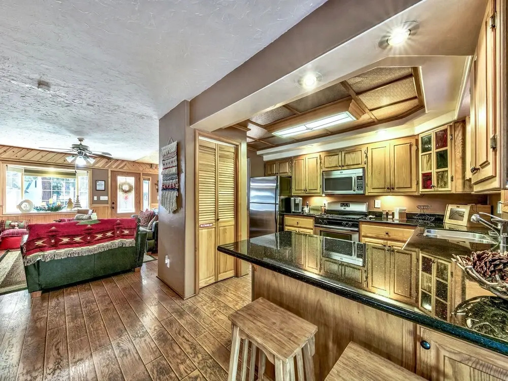 2556h Lazy Bear's Den 2 Bedroom Cottage by RedAwning