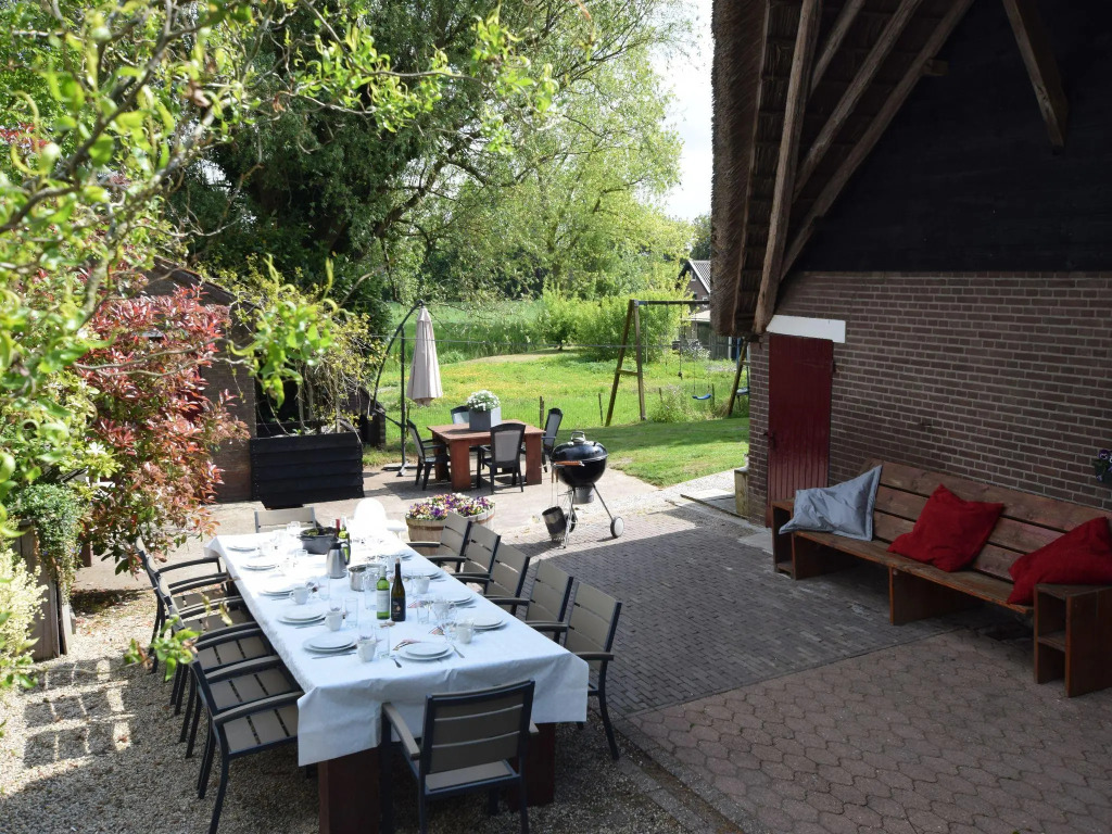 Farmhouse in Oosterwijk by River Linge