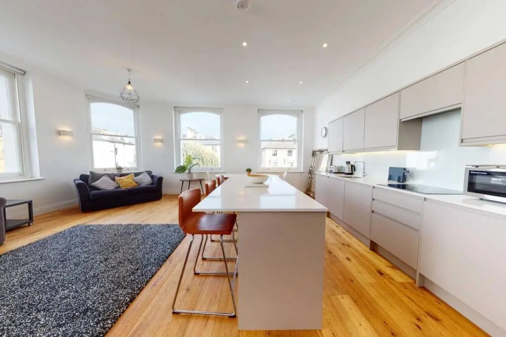 Superb 2 Bed Flat Camden 5 min walktube Station