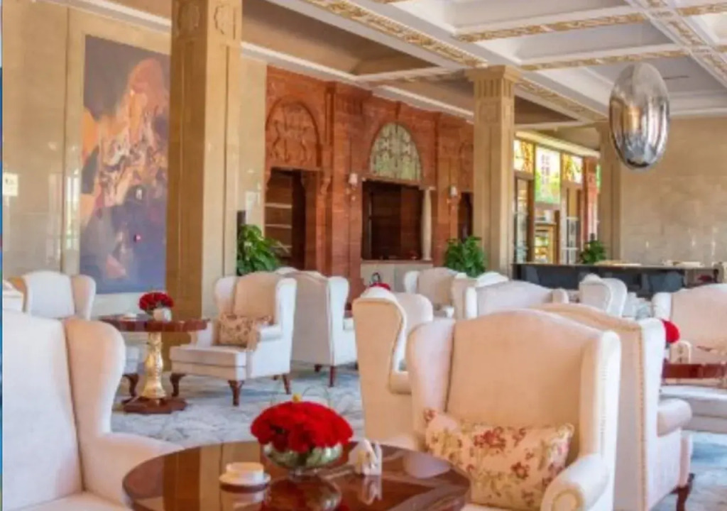 Happy Castle International Hotel