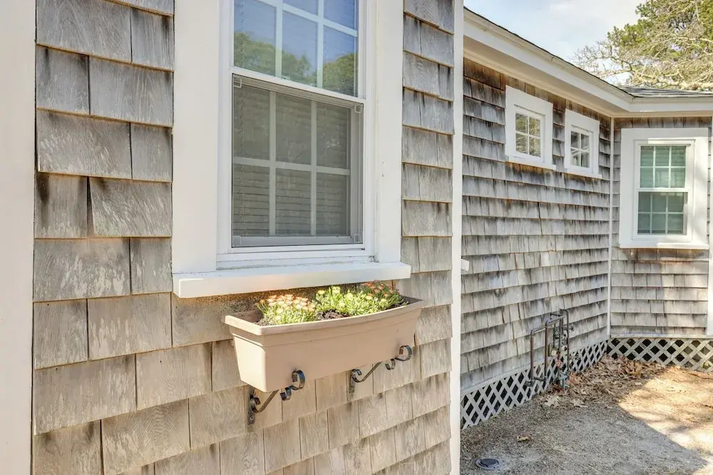 2 Mi to Beaches: Cozy Peaceful Escape w/ Deck