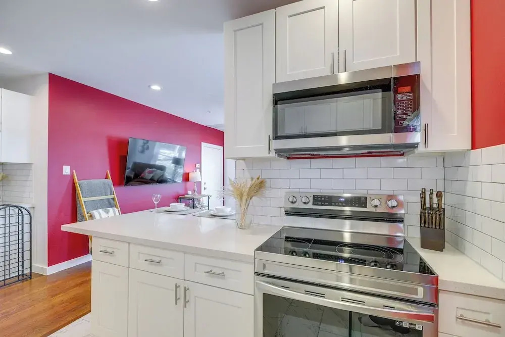Pet-friendly Houston Apartment: 1 Mi to Downtown!