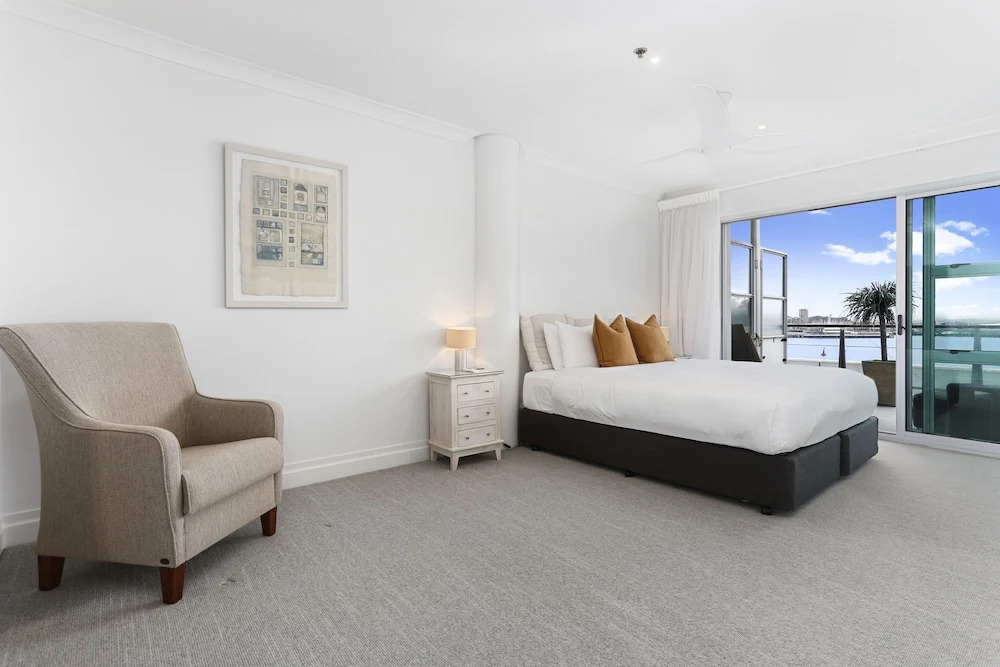 Light and spacious w incredible harbour views