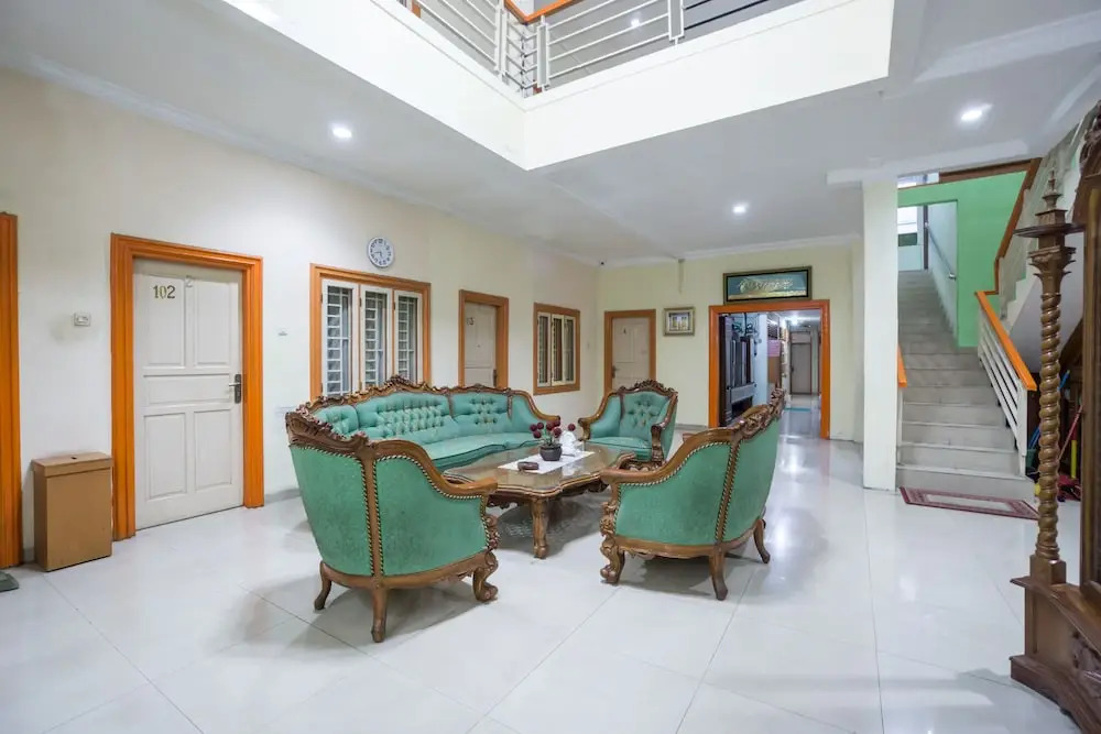 Hotel & Kost 37 by OYO Rooms