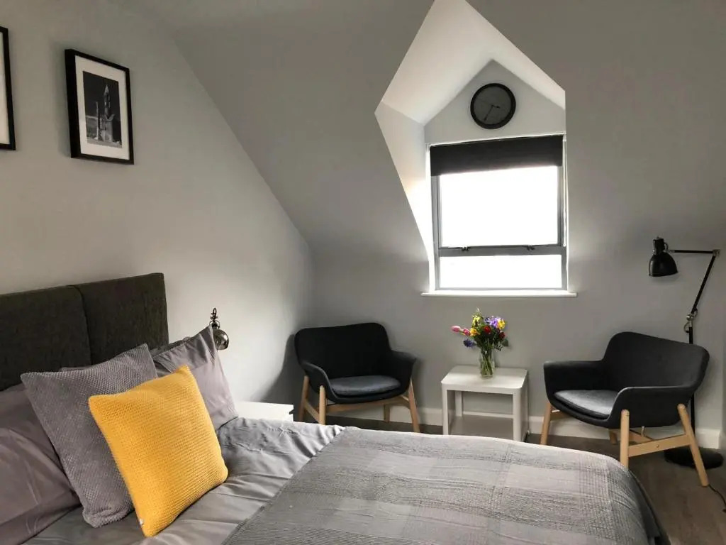 City Centre Townhouse-3 Bedrooms & Parking - Excellent Location