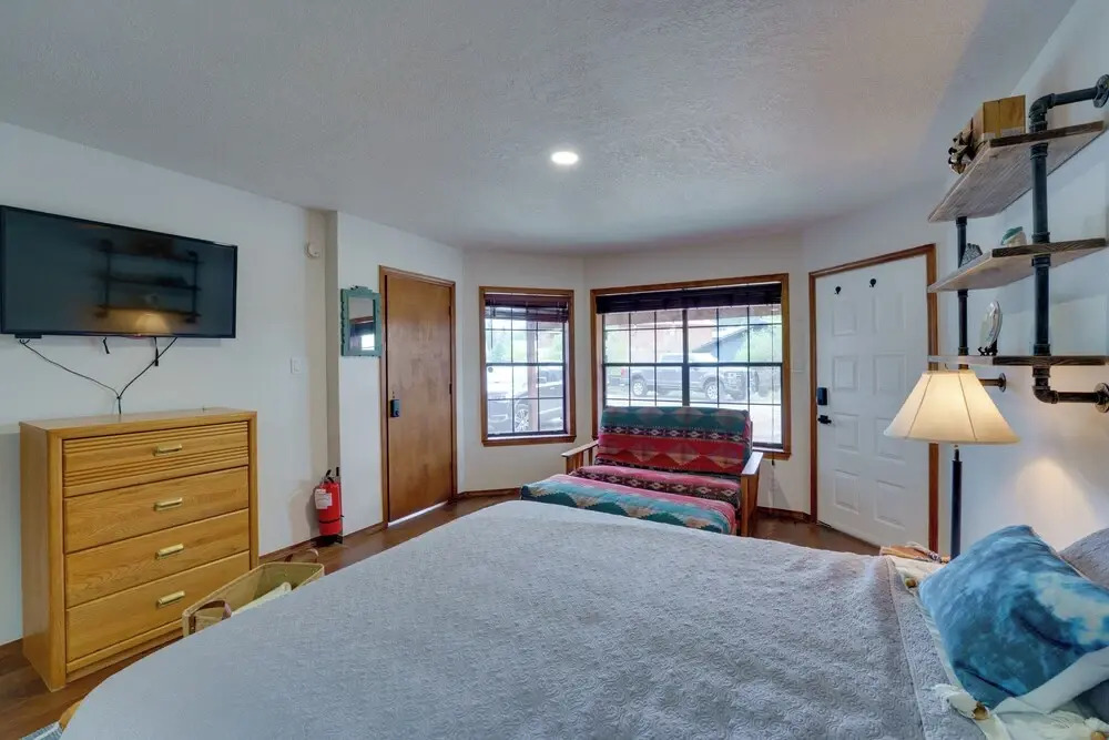 Ski Slope & Mtn Views: Waterfront Red River Studio
