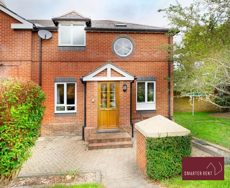 Farnborough - Peel Court - 2 Bed Parking & Garden