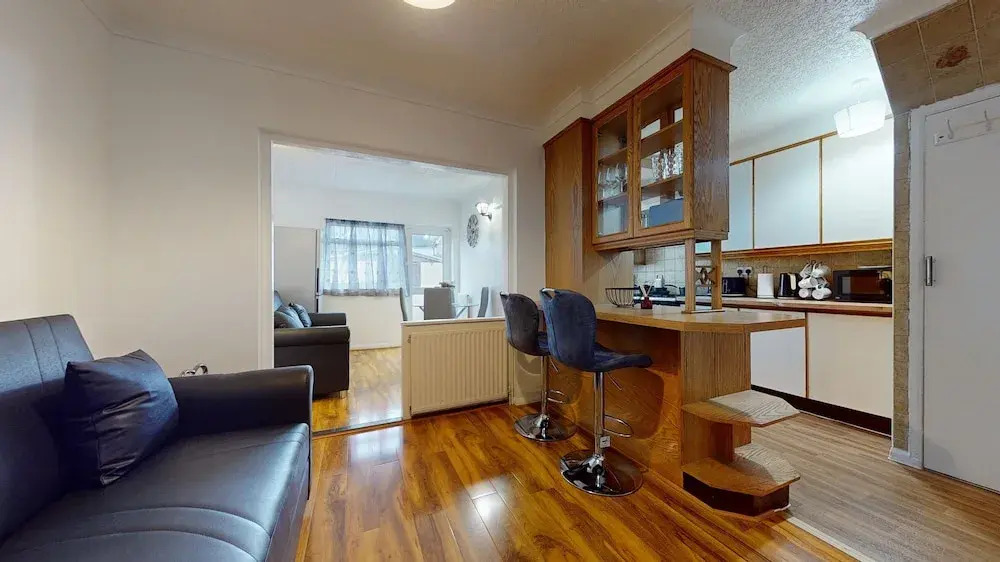 Dagenham - 4 Beds - Sleeps 8 - Wifi