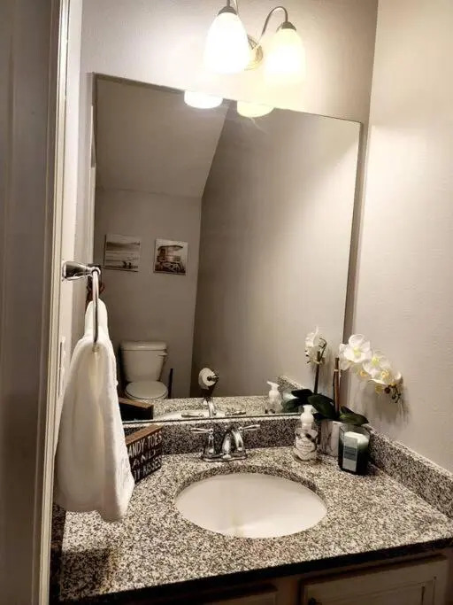 Luxurious 3br 2.5ba Townhome w/ community pool- sleeps 6