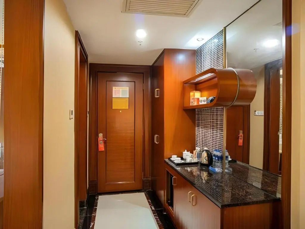 Yijian Holiday Hotel