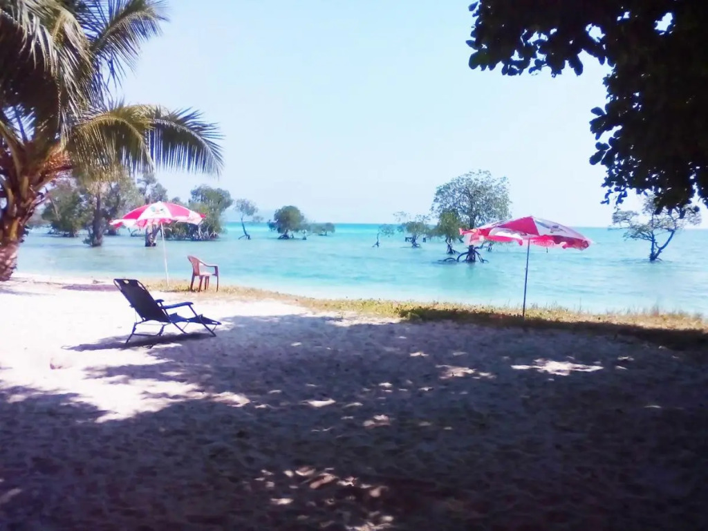 Coconhuts Beach Resort