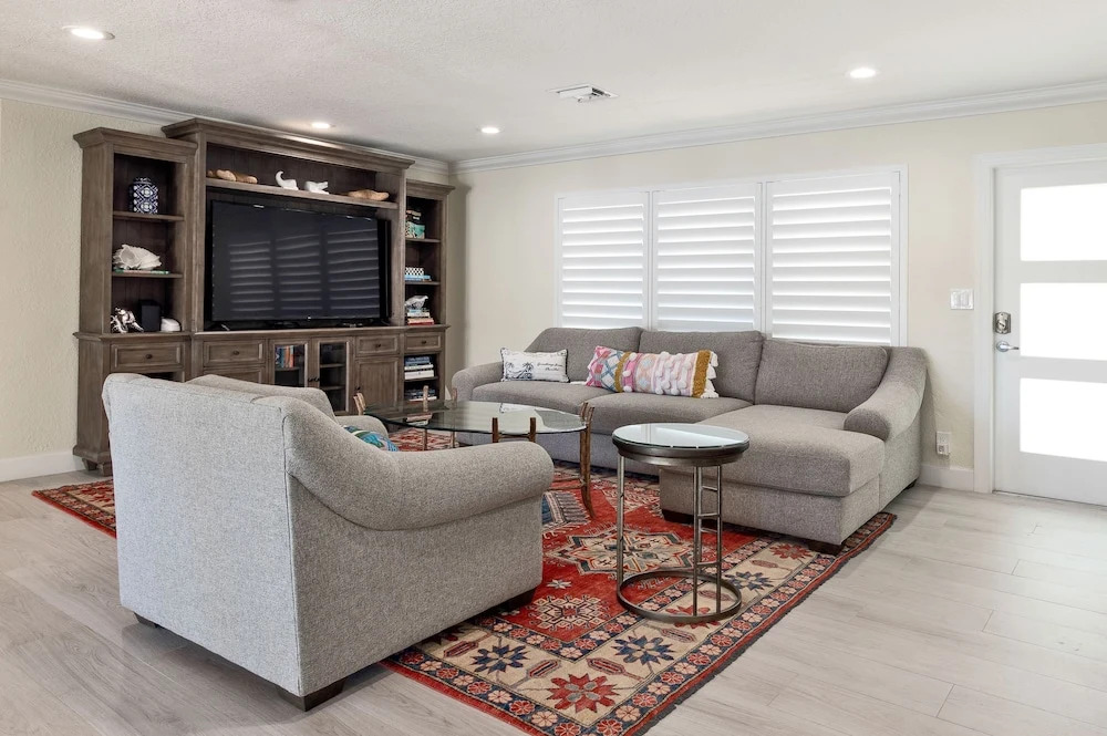 Luxe Waterfront : Pool, Boat Dock, Near Beach 4 Bedroom Home