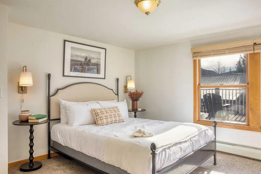 Holly by Avantstay In the Heart of Breckenridge w/ Hot Tub, Game Room & Roof Top Patio Sleeps 24